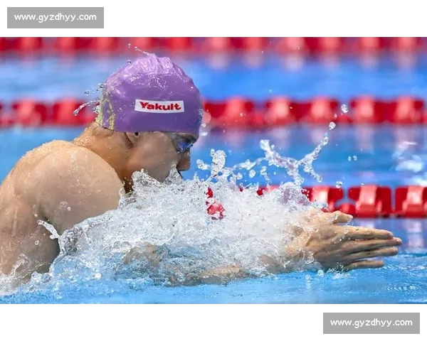 小学生游泳比赛精彩纷呈 学生们奋勇争先展示游泳技能